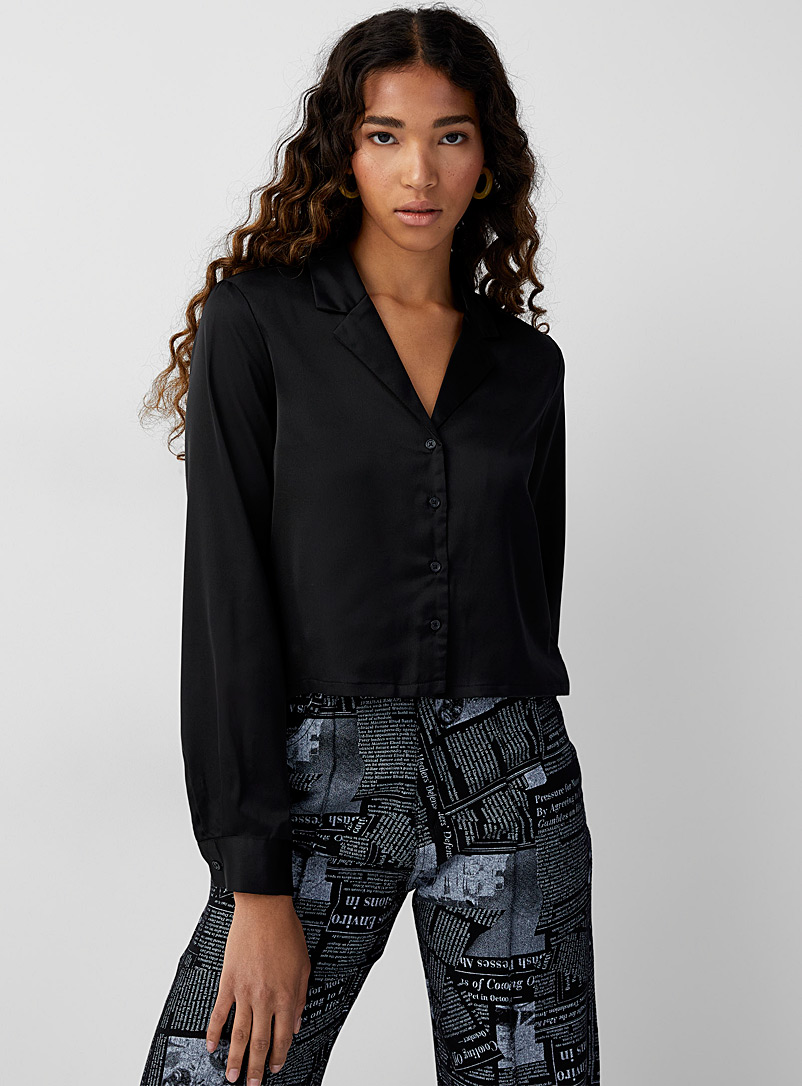 Twik: La chemise carrée col ouvert satinée Noir pour femme