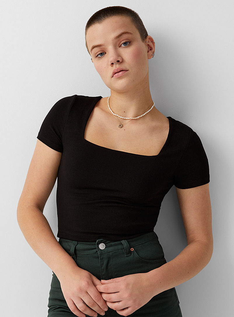 https://imagescdn.simons.ca/images/7023-210596-1-A1_2/square-neck-cropped-t-shirt.jpg?__=15