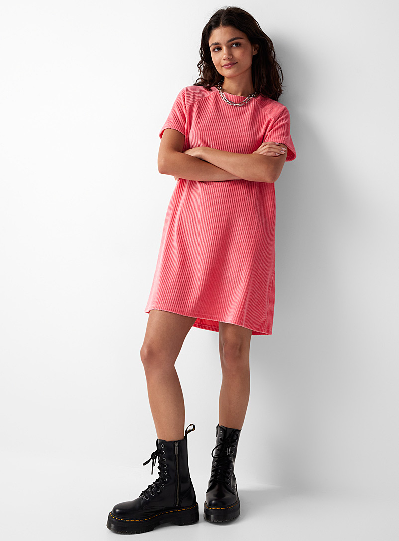 Twik: La robe t-shirt velours côtelé Vieux rose pour femme
