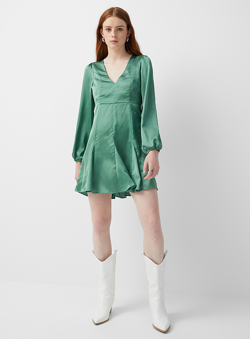 Twik: La robe satin double col V Vert bouteille pour femme
