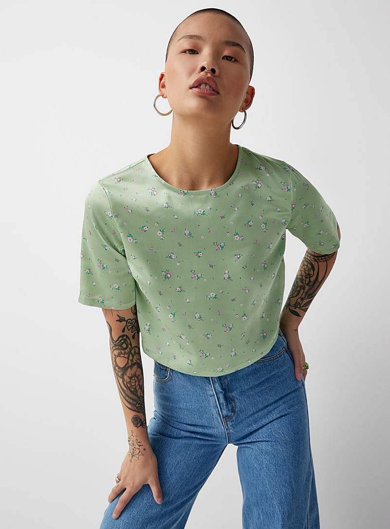 Twik: La blouse courte satinée Vert à motifs pour femme
