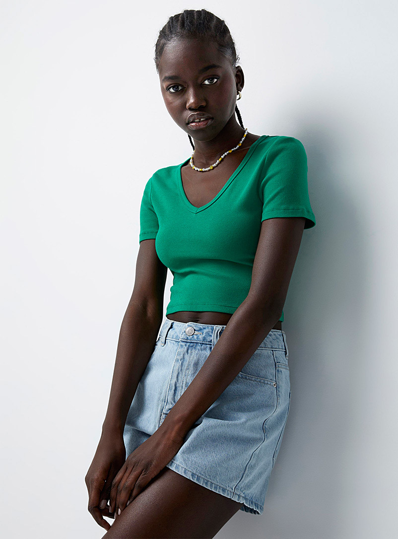 Twik: Le t-shirt mini col V Vert vif-irlandais-émerau pour femme