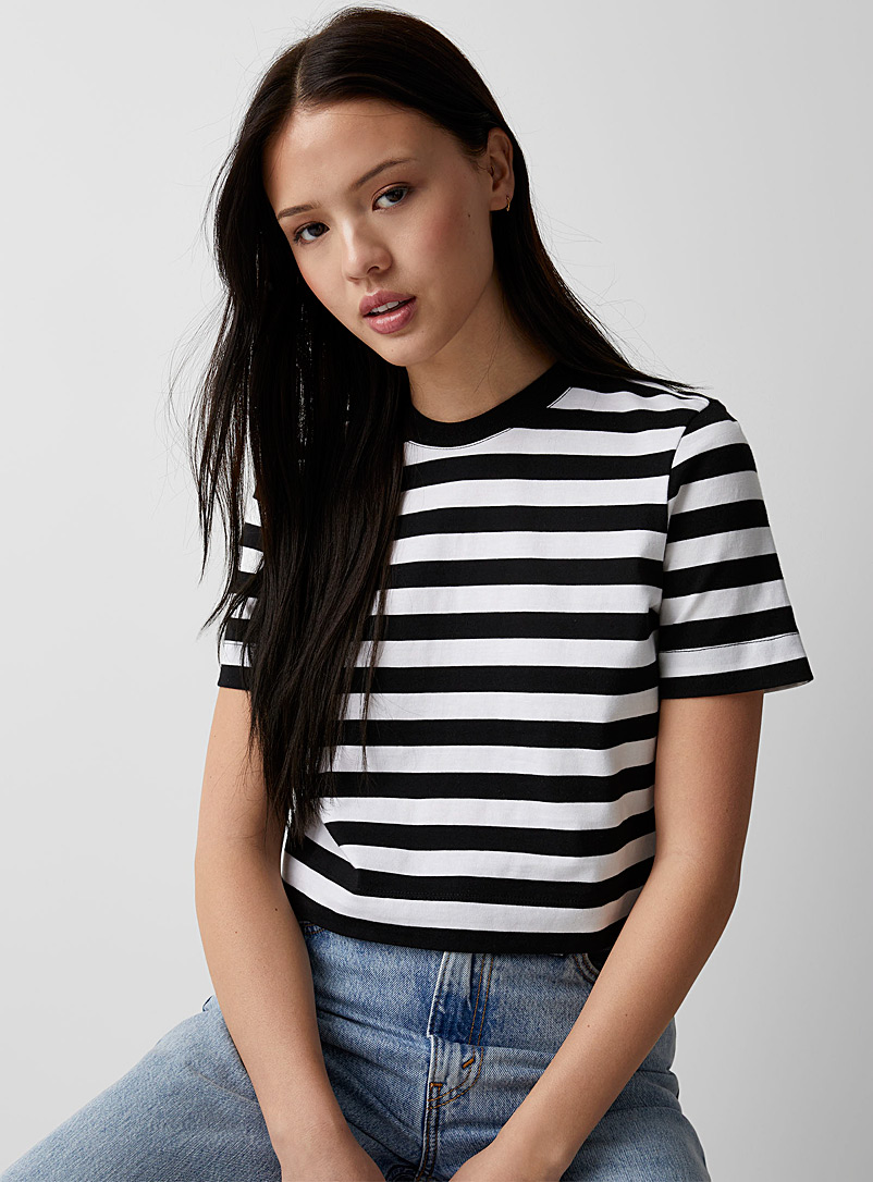 Twik: Le t-shirt carré à rayures Blanc et noir pour femme