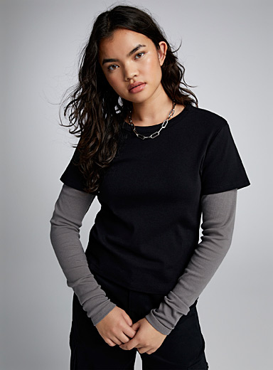 Twik: Le t-shirt superposé manches côtelées Noir pour femme