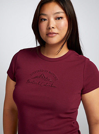 Twik: Le t-shirt court petite applique Rouge foncé-vin-rubis pour femme
