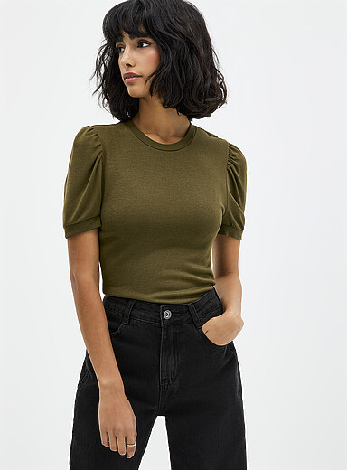 Le t-shirt tricot souple manches bouffantes