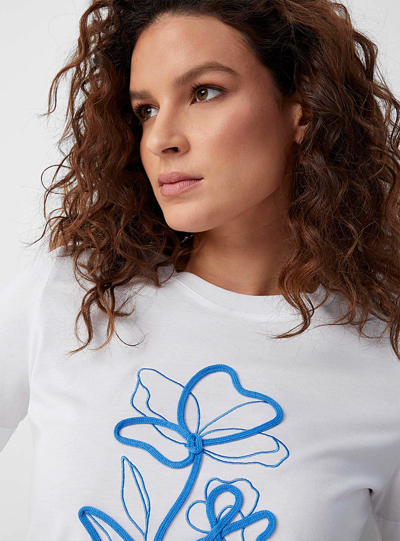 Contemporaine: Le t-shirt fleur bleue Blanc à motifs pour femme