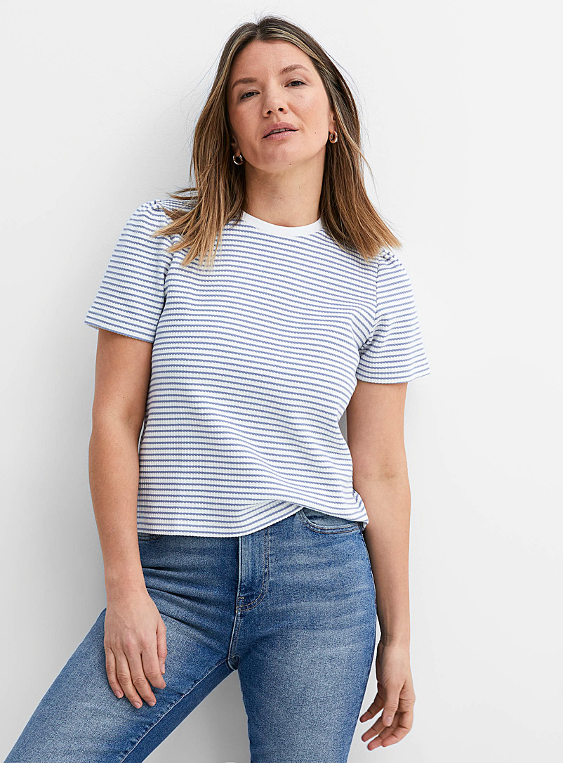 Contemporaine: Le t-shirt rayé texturé à manches bouffantes Bleu à motifs pour femme
