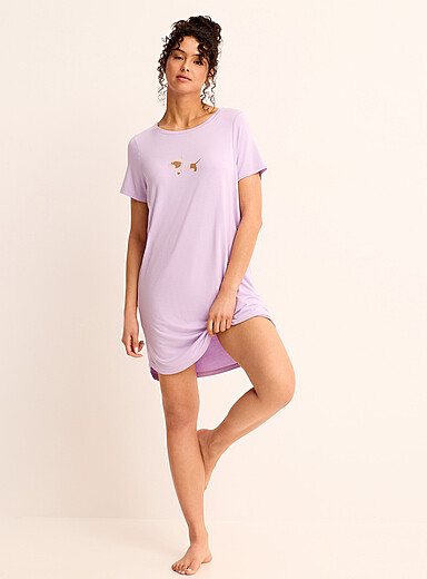 Le t-shirt de nuit fluide motif apaisant