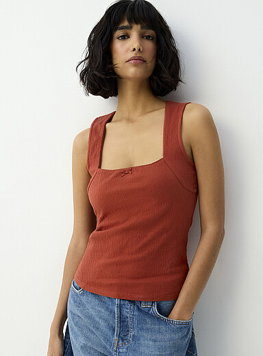 La camisole col carr&eacute; texture froiss&eacute;e