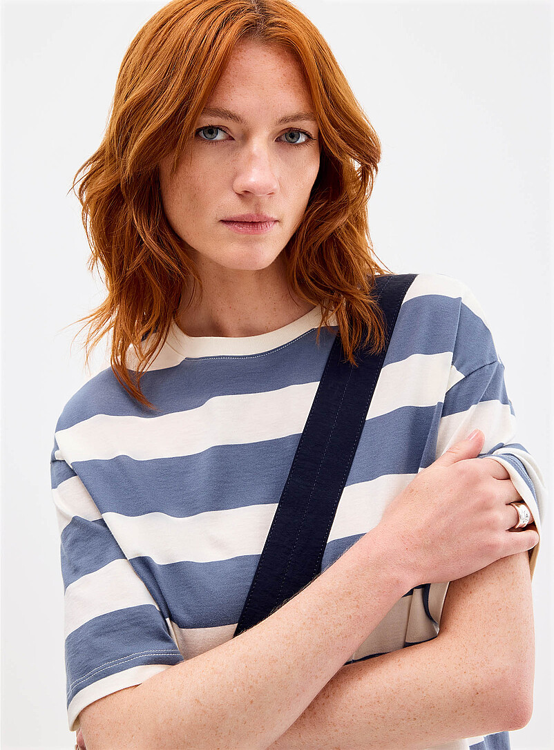 Contemporaine: Le t-shirt carr&eacute; &agrave; motif coton bio Pourpre &agrave; motifs pour femme
