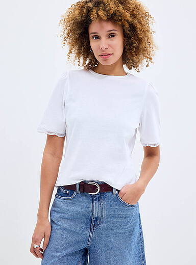 Le t-shirt d&eacute;contract&eacute; manches bouffantes festonn&eacute;es