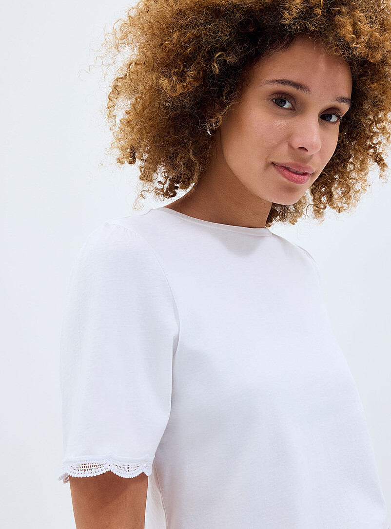 Contemporaine: Le t-shirt d&eacute;contract&eacute; manches bouffantes festonn&eacute;es Rose pour femme