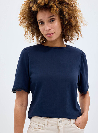 Le t-shirt d&eacute;contract&eacute; manches bouffantes festonn&eacute;es
