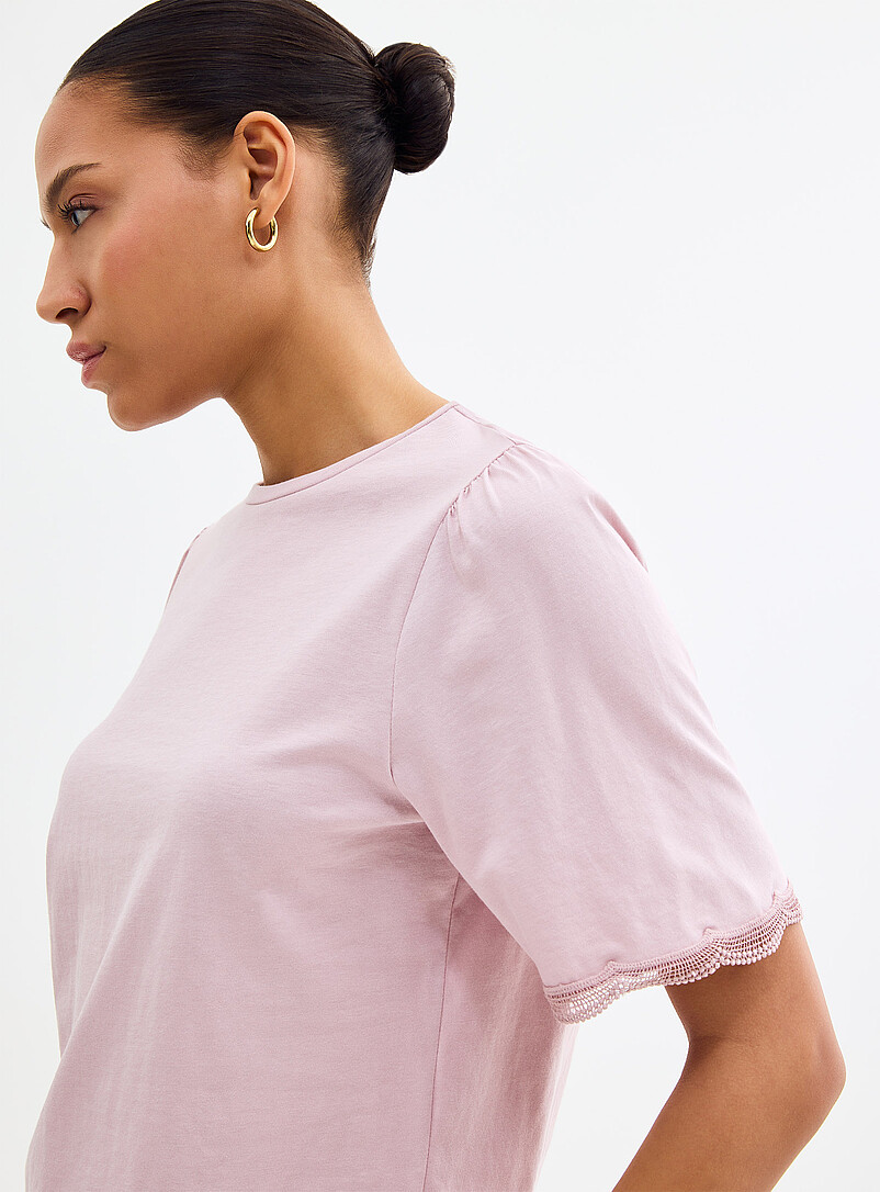 Contemporaine: Le t-shirt d&eacute;contract&eacute; manches bouffantes festonn&eacute;es Rose pour femme