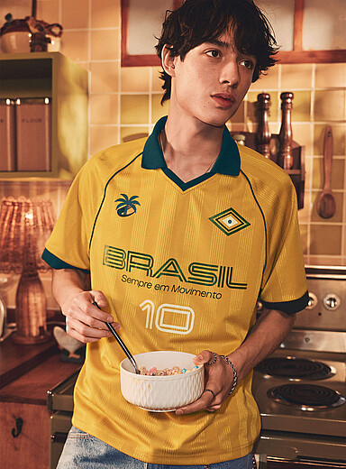 Le jersey de soccer multilogo