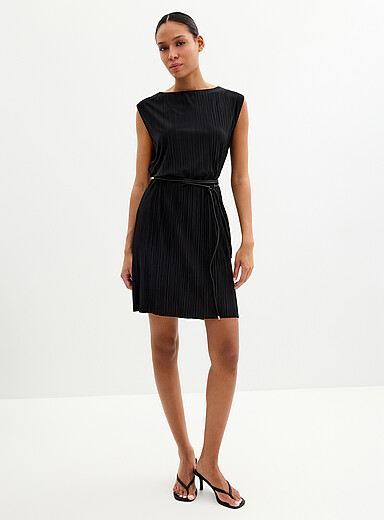 Contemporaine: La robe pliss&eacute;e fluide avec ceinture tress&eacute;e Noir pour femme