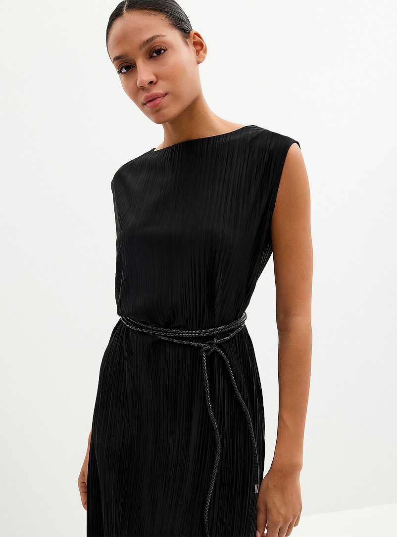 Contemporaine: La robe pliss&eacute;e fluide avec ceinture tress&eacute;e Kaki - Sauge - Olive pour femme