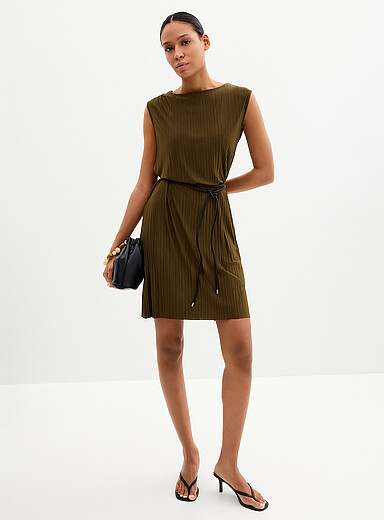 La robe pliss&eacute;e fluide avec ceinture tress&eacute;e