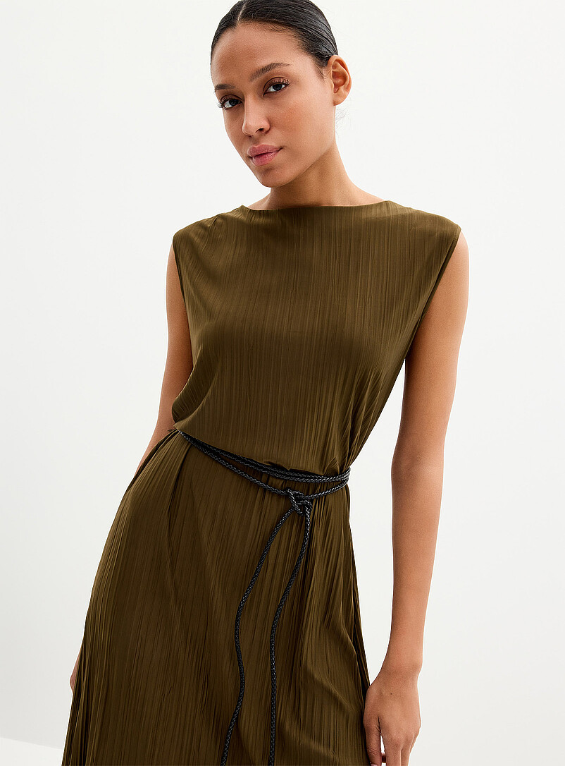 Contemporaine: La robe pliss&eacute;e fluide avec ceinture tress&eacute;e Kaki - Sauge - Olive pour femme