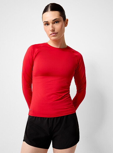 Le t-shirt manches longues dos perfor&eacute;