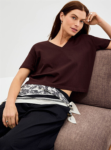 Le t-shirt carr&eacute; col V pur coton bio