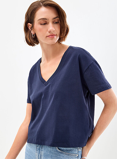 Le t-shirt carr&eacute; col V pur coton bio