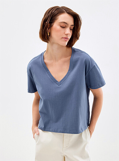 Le t-shirt carr&eacute; col V pur coton bio
