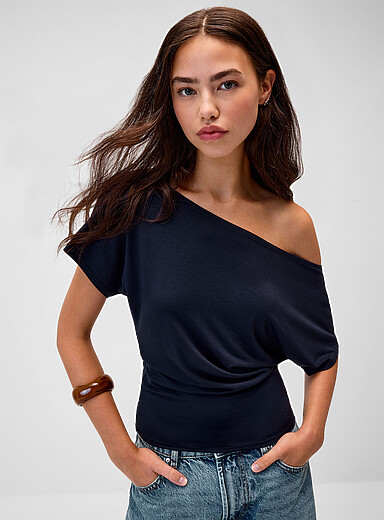 Le t-shirt fluide col bateau