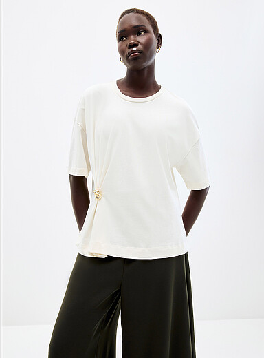 Le t-shirt taille drap&eacute;e &agrave; broche coton bio
