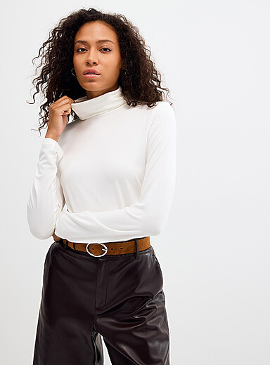 Ultra-flowy plain turtleneck T-shirt