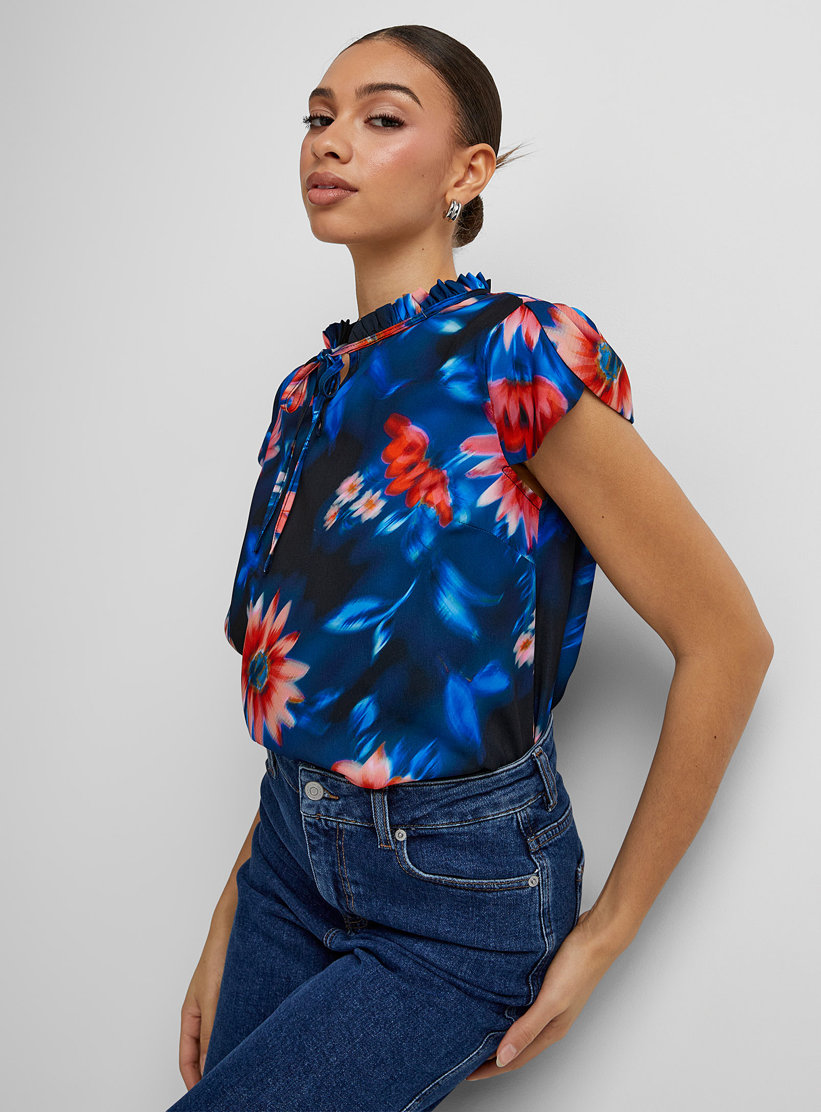 Icone Ruffled Collar Printed Silky Blouse In Patterned Black