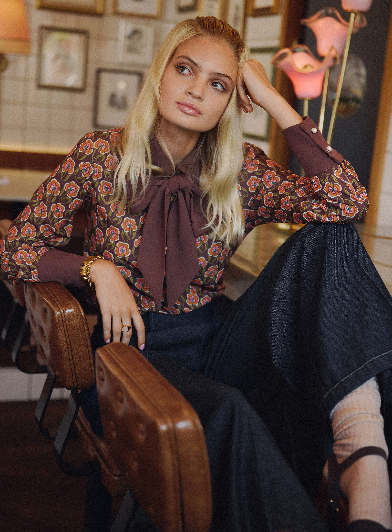 Contrast scarf-collar shirt