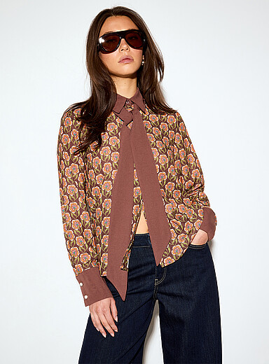 La chemise col foulard contraste
