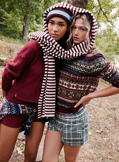 Cropped V-neck waffled sweater