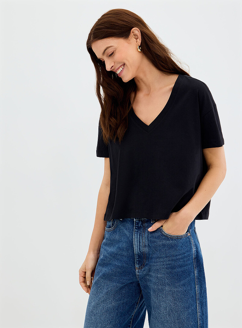 100% organic cotton boxy V-neck T-shirt product image (primary)