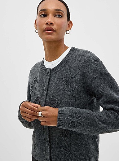 Le cardigan fleurs relief touche de laine