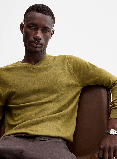 Le 31: Le chandail col V m&eacute;rinos responsable Olive pour homme