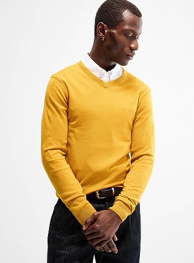 Le 31: Le chandail col V m&eacute;rinos responsable Ocre jaune pour homme