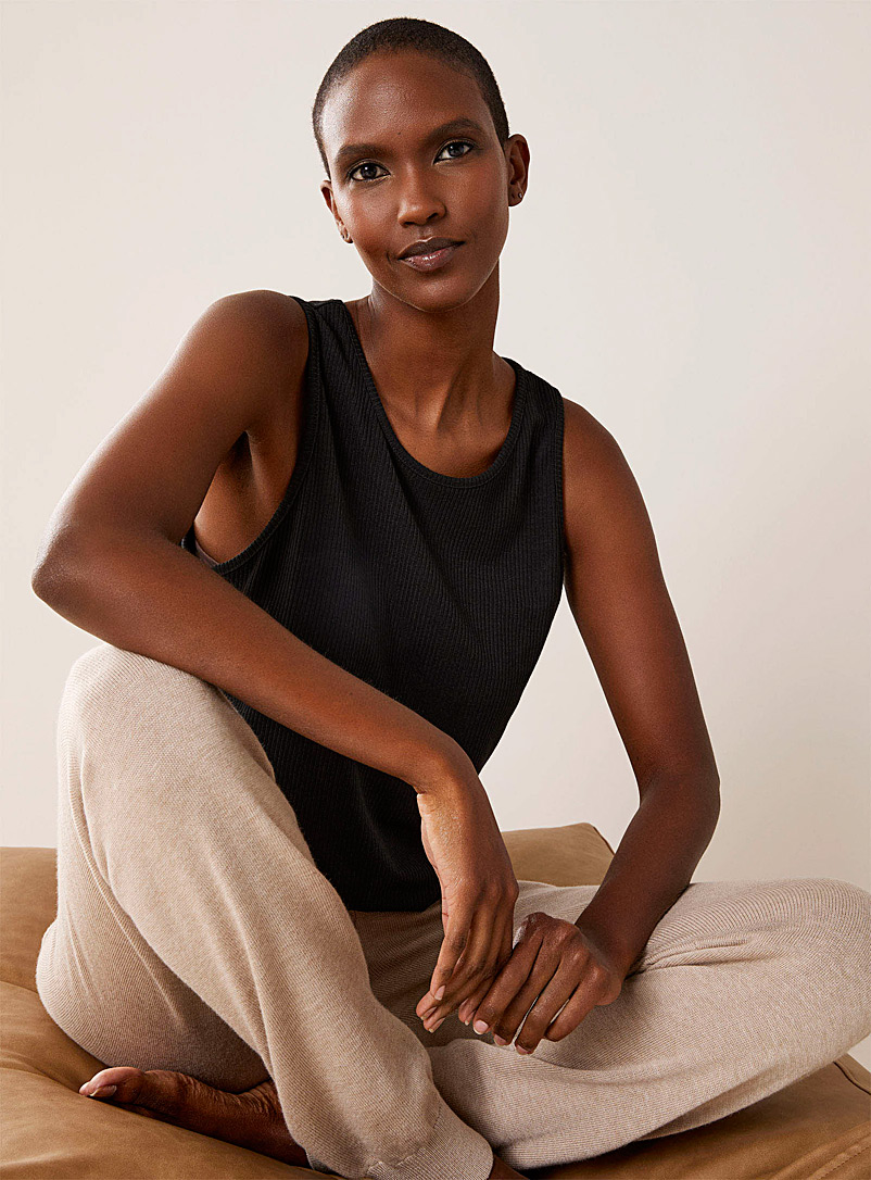 Miiyu: La camisole détente côtelée unie Noir pour femme