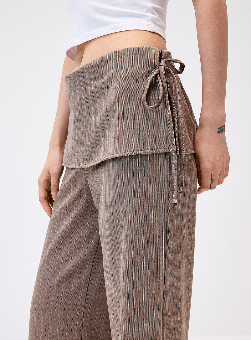 Twik: Le pantalon habill&eacute; portefeuille boucle lat&eacute;rale Noir pour femme