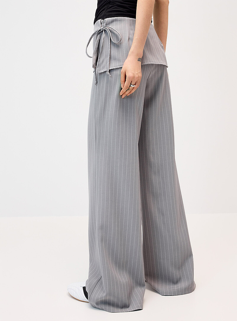 Twik: Le pantalon habill&eacute; portefeuille boucle lat&eacute;rale Noir pour femme