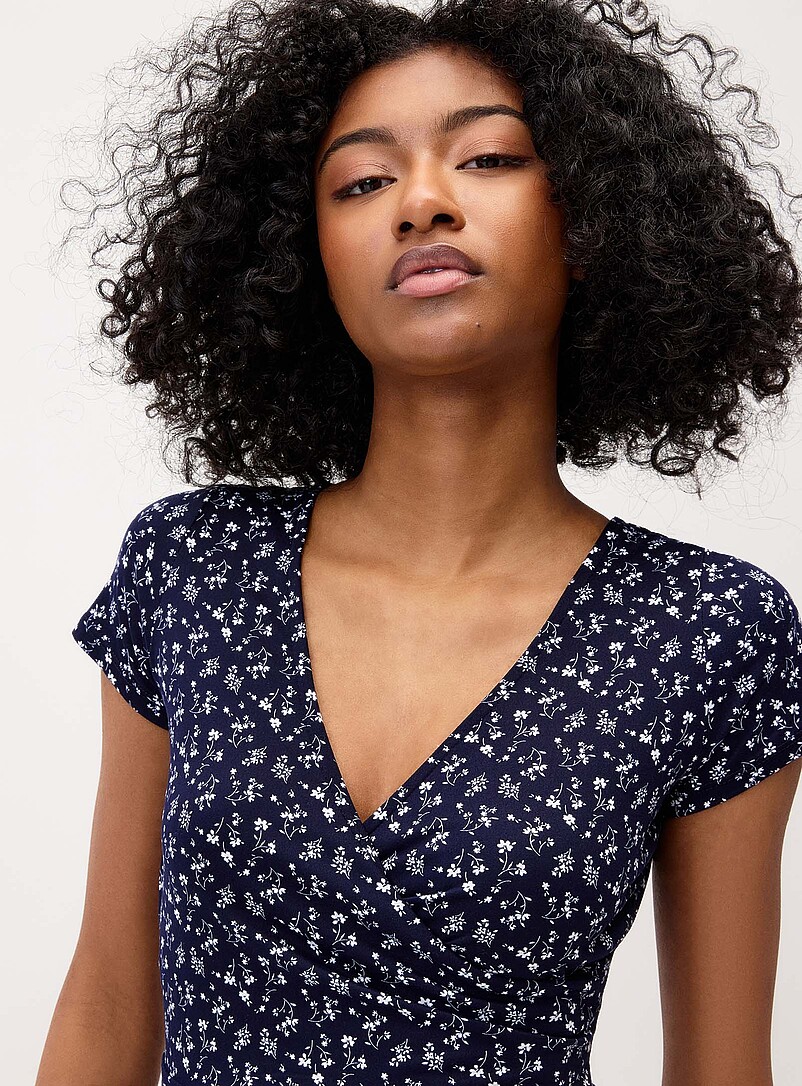 Twik: La minirobe cache-c&oelig;ur &agrave; motif Rouge &agrave; motifs pour femme