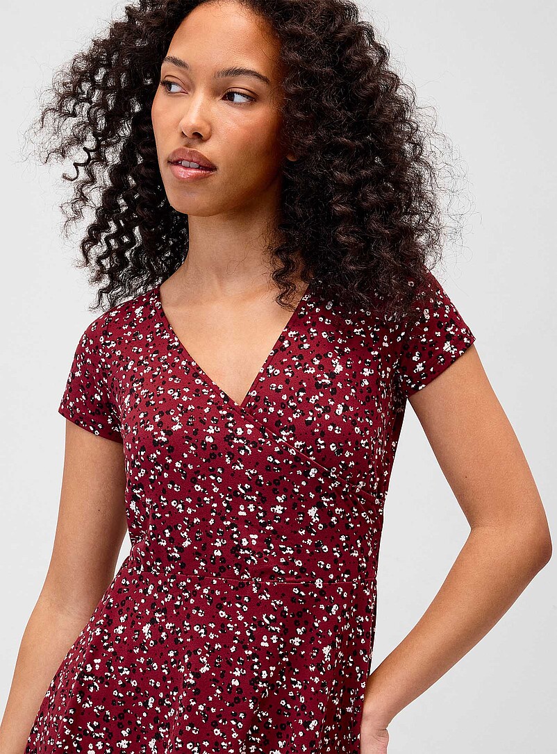 Twik: La minirobe cache-c&oelig;ur &agrave; motif Rouge &agrave; motifs pour femme