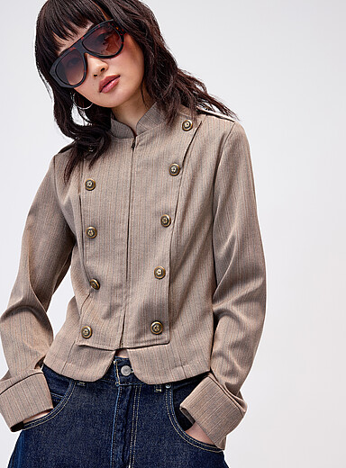 La veste ajust&eacute;e multiboutons dor&eacute;s
