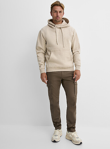 Le pantalon cargo extensible Coupe d&eacute;contract&eacute;e