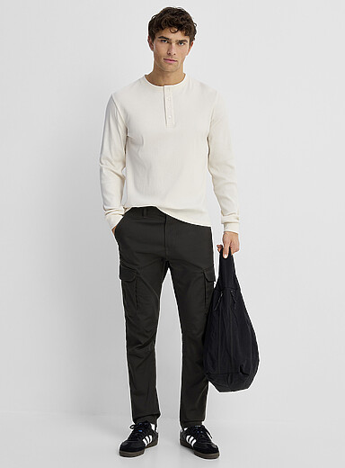 Le pantalon cargo extensible Coupe d&eacute;contract&eacute;e