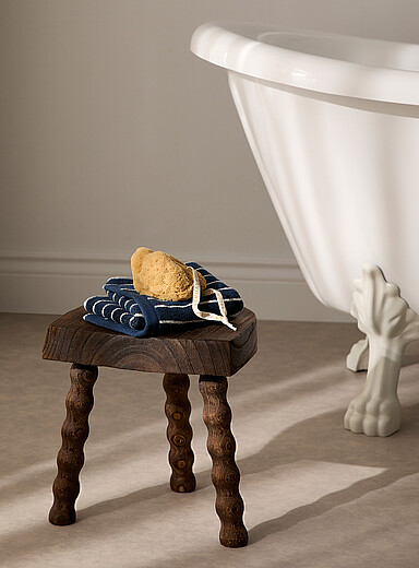 Le tabouret d&eacute;coratif pattes ondul&eacute;es