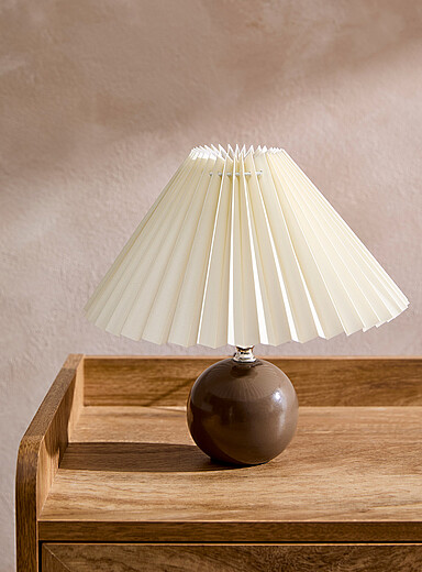 La lampe de table c&eacute;ramique abat-jour pliss&eacute;