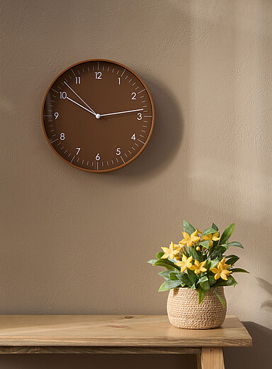 L'horloge murale circulaire caf&eacute; au lait
